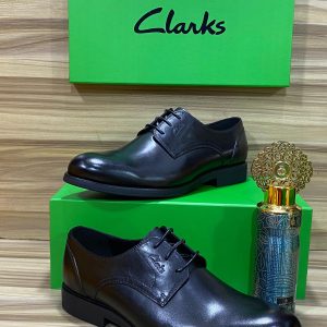 Clarks Plain Laceups-Black